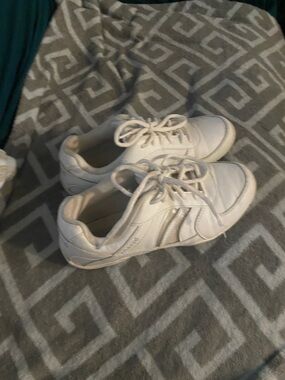 Womens/Girls size 6 Cheer Shoea Chasse